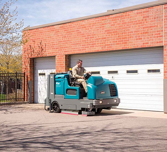 M30 Barredora-fregadora de conductor sentado alt 11